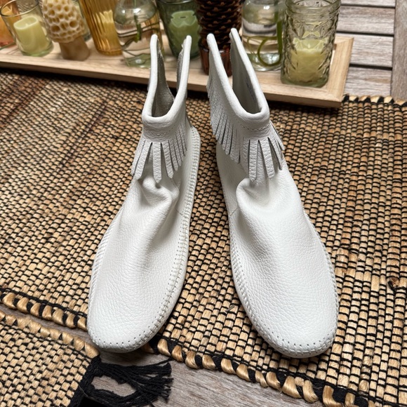 Minnetonka White Leather Moccasins - Picture 2 of 5